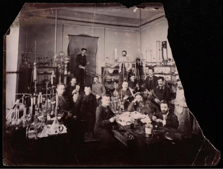 Вагнер, Е.Е. Годлевский, И.О. Фотография с группой студентов Варшавского университета в помещении лаборатории технической химии
