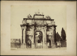 Триумфальная арка на площади Свободы во Флоренции
