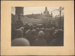 Москва в дни Февральской революции и празднования 1 мая. Театральный проезд. У памятника И. Федорову