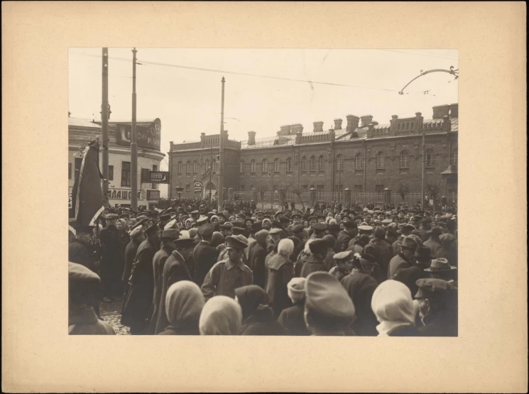 Москва в дни Февральской революции и празднования 1 мая. Праздник 1-го мая в Москве. Новослободская улица. У здания Московской тюремной больницы