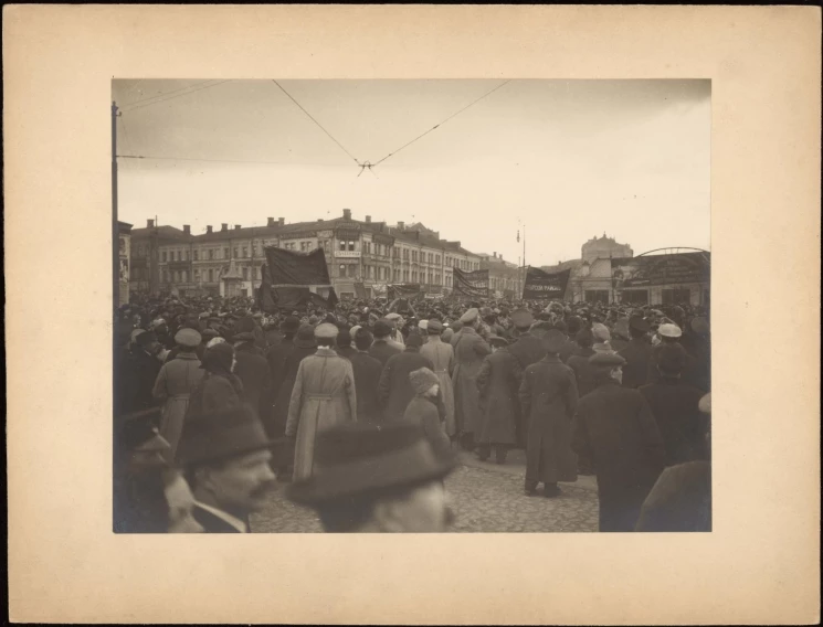 Москва в дни Февральской революции и празднования 1 мая. Праздник 1-го мая в Москве. Шествие манифестаций различных организаций на Трубной площади