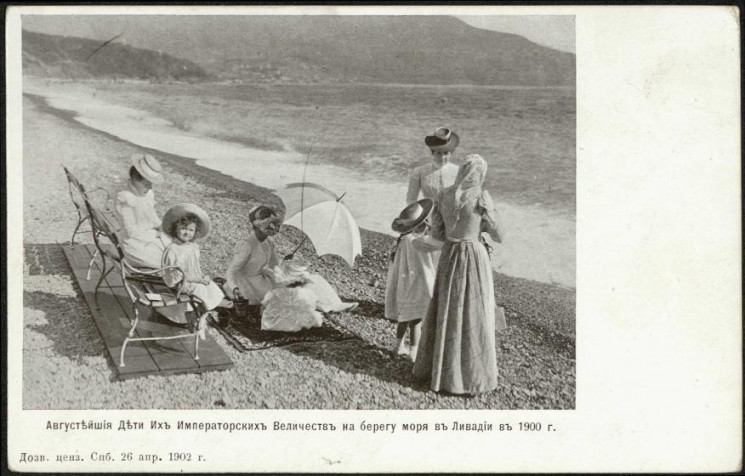 Августейшие дети их императорских величеств на берегу моря в Ливадии в 1900 году. Вариант 2
